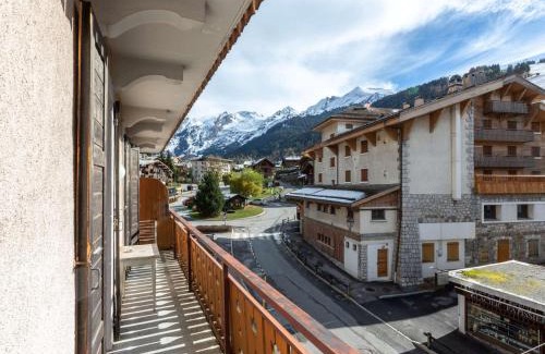 La Clusaz Apartamento | Charmant 4 pièces en centre village, proche pistes - 8 pers, Wifi, parking, balcon, animaux acceptés - FR-1-437-48