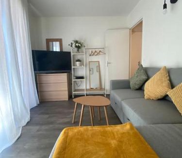 La Courneuve Apartamento | Charmant appartement avec balcon proche de Paris