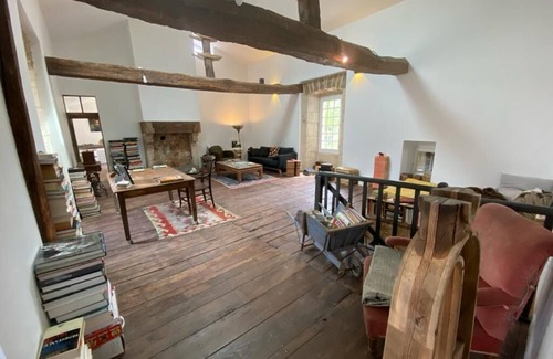 Montbron Otro | Charmant Château Charentais Familial en Bord de Rivière