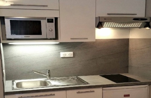 Bagneres-de-Luchon Apartamento | Charmant T2, hypercentre, calme, terrasse, parking, commerces