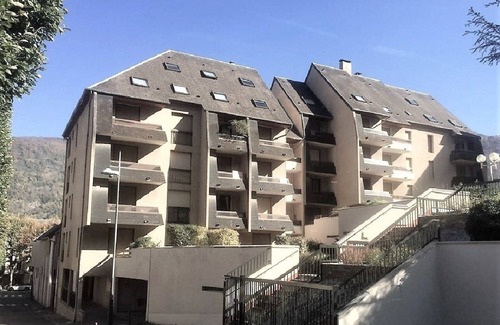 Bagneres-de-Luchon Apartamento | Charmant T2, hypercentre, calme, terrasse, parking, commerces
