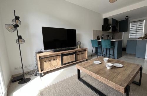 Ares Apartamento | Charmant T2 rénové avec balcon, proche plage et commerces