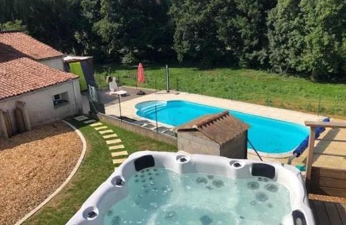 Chalandray Casa | Charmante maison avec piscine à Chalandray, 25 m²