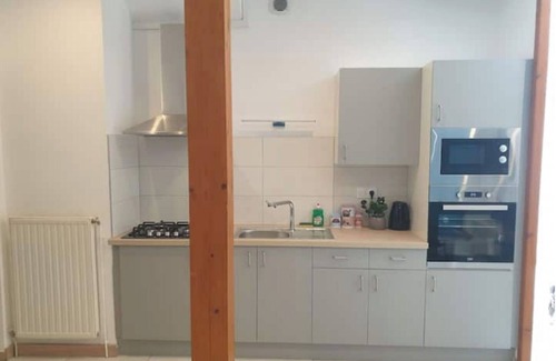 Saint-Barthelemy-de-Vals Casa | Charmante Maison Mitoyenne sur 2 Niveaux