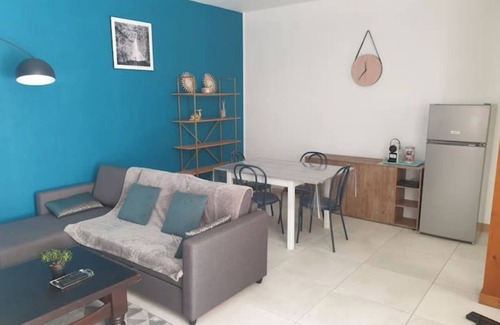 Saint-Barthelemy-de-Vals Casa | Charmante Maison Mitoyenne sur 2 Niveaux