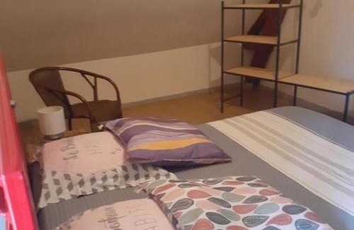 Louchy-Montfand Casa | Charmante maison rénovée avec cour, proche bourg, WiFi, jardin clos, animaux acceptés, à Louchy-Montfand - FR-1-489-178
