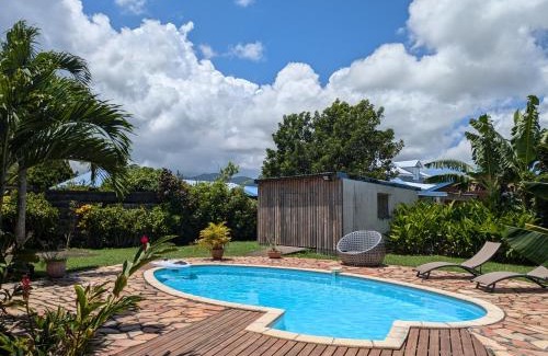 Lamentin Villa | Charmante villa créole climatisée, jardin tropical et piscine privés