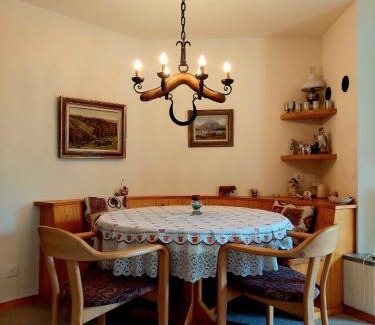 Klosters-Serneus Apartamento | Charmante Wohnung im Dorfkern