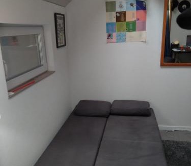 Nenzlingen Casa | Charmantes Western-Zimmer mit Veranda auf dem Raihof
