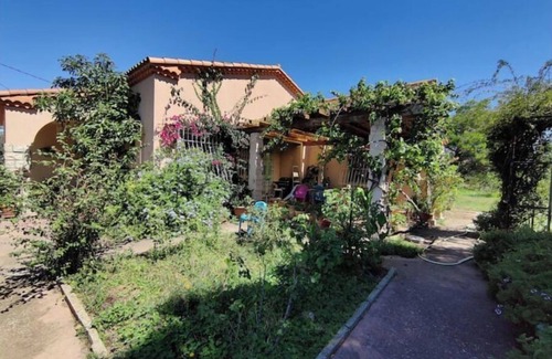 Arles Casa | Charme de Maison de Famille Fleurie au Calme
