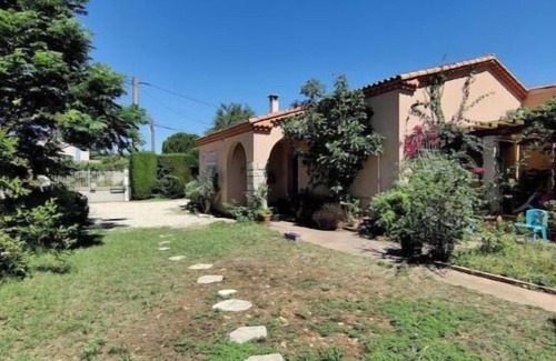 Arles Casa | Charme de Maison de Famille Fleurie au Calme