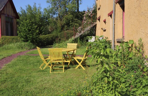 Saint-Meen-le-Grand Cabaña | Charme et Nature - Room in a mud house in Brocéliande country