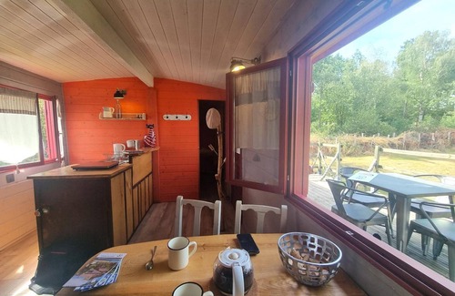 Ambierle Cabaña | Roulotte acogedora con terraza en entorno natural, ideal para familias, pesca y animales.