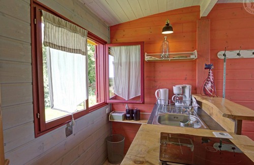 Ambierle Cabaña | Roulotte acogedora con terraza en entorno natural, ideal para familias, pesca y animales.