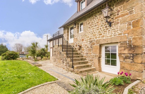 Saint-Michel-de-Montjoie Cabaña | Casa rural con piscina cubierta, tenis y jardín en la bahía del Mont St-Michel