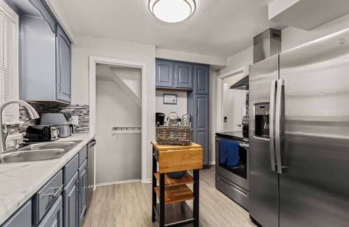 Redford Casa | Charming 4-bedroom bungalow with WiFi, AC in tranquil Redford Charter Township