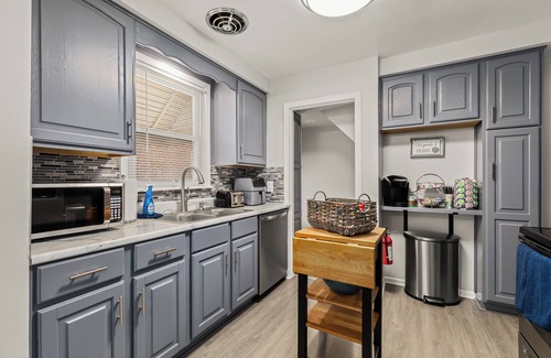 Redford Casa | Charming 4-bedroom bungalow with WiFi, AC in tranquil Redford Charter Township