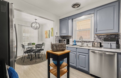 Redford Casa | Charming 4-bedroom bungalow with WiFi, AC in tranquil Redford Charter Township
