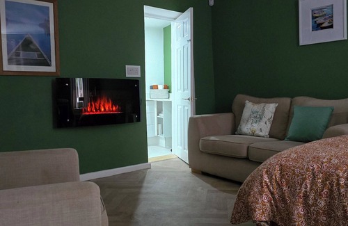 Nantgarw Chalet De Esquí | Charming 1-bedroom chalet in fabulous Gwaelod-y-garth with WiFi