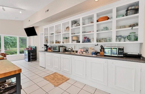 Southern Pines Casa | Charming 1-bedroom room with shared bathroom in Southern Pines with WiFi, AC