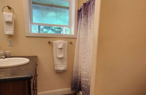 McKinleyville Apartamento | Charming 1-Bedroom Redwood Hideaway
