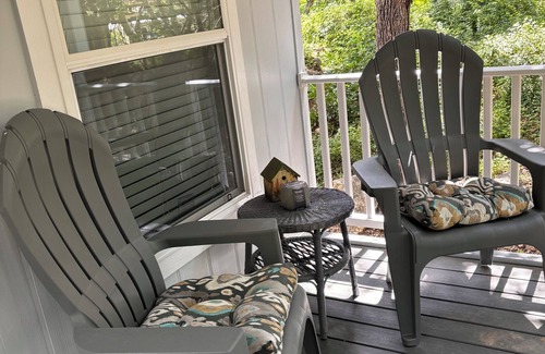 Gruene Cabaña | Charming 1-bedroom cottage nestled in the woods 1 mile from Historical Gruene TX