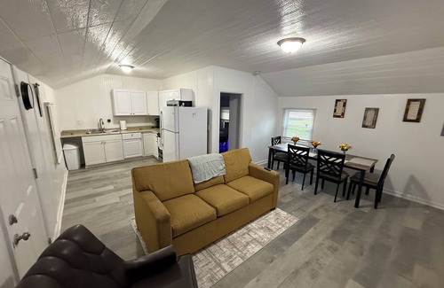 Winston - Salem Casa | Charming 1-bedroom house with AC, WiFi in delightful Winston Salem.
