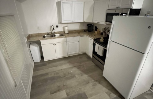 Winston - Salem Casa | Charming 1-bedroom house with AC, WiFi in delightful Winston Salem.