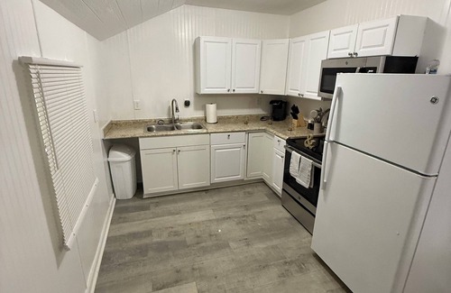 Winston - Salem Casa | Charming 1-bedroom house with AC, WiFi in delightful Winston Salem.