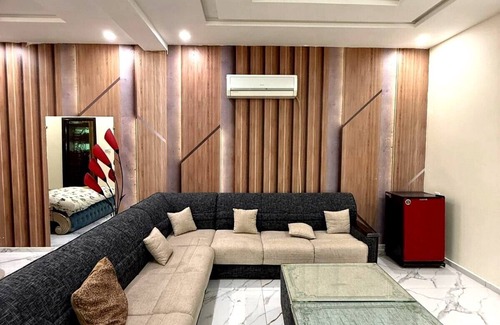 Faisalabad Apartamento | Charming 1-bedroom apartment with AC, WiFi in enjoyable Abdullah Gardens Fsd