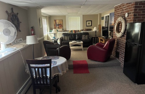 Middlebury Apartamento | Charming 1-bedroom apartment with off street parking in Middlebury.