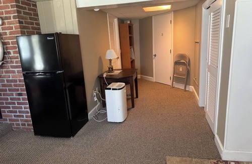Middlebury Apartamento | Charming 1-bedroom apartment with off street parking in Middlebury.