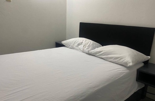 Eastwood Park Apartamento | Charming 1-bedroom apartment in wonderful Kingston with AC, WiFi
