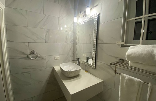 Eastwood Park Apartamento | Charming 1-bedroom apartment in wonderful Kingston with AC, WiFi