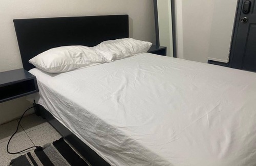 Eastwood Park Apartamento | Charming 1-bedroom apartment in wonderful Kingston with AC, WiFi