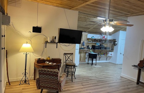 Brookshire Casa | Charming 1-bedroom building with WiFi, AC in welcoming Brookshire