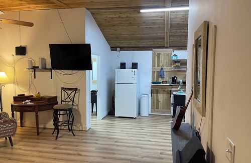 Brookshire Casa | Charming 1-bedroom building with WiFi, AC in welcoming Brookshire