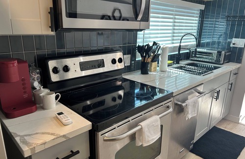 North Long Beach Casa | Charming 1-bedroom bungalow in fabulous Long Beach with WiFi, AC
