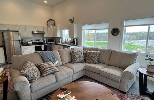 Iowa City Apartamento | Charming, 1-bedroom 'Barndominium' on organic vegetable farm in Iowa City