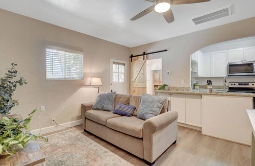 Las Vegas Apartamento | Charming 1-bedroom bungalow-longer stays available