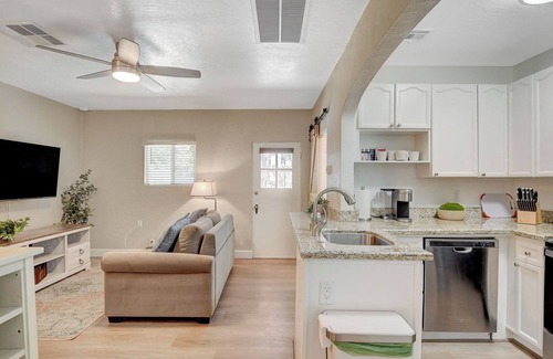 Las Vegas Apartamento | Charming 1-bedroom bungalow-longer stays available