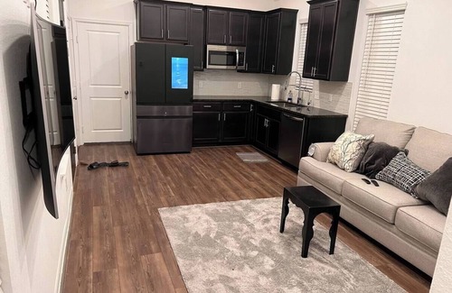 Clodine Casa | Charming 1-bedroom building in terrific Richmond with WiFi, AC & parking garage