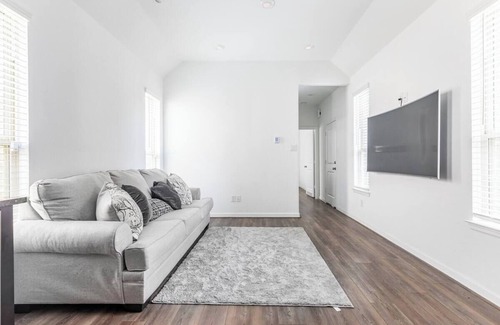 Clodine Casa | Charming 1-bedroom building in terrific Richmond with WiFi, AC & parking garage