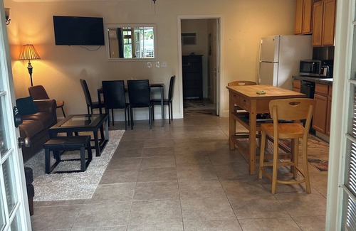 East Sacramento Cabaña | Charming 1-bedroom cottage in enjoyable Sacramento with AC, WiFi