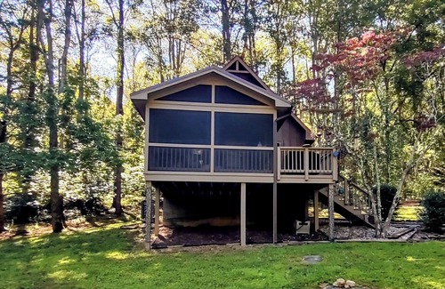 Peaks Cabina | Charming 1-bedroom cabin with loft on Stoney Creek in Beautiful Bedford County