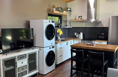 North Dallas Cabina | Charming 1-bedroom cabin in adorable Dallas - Preston Hollow-with AC