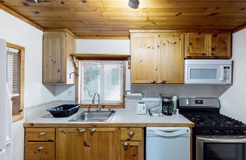 Cobb Condominio | Charming 1 bedroom Cabin with King bed, Queen Sofa Sleeper, WIFI, Kitchen, Deck