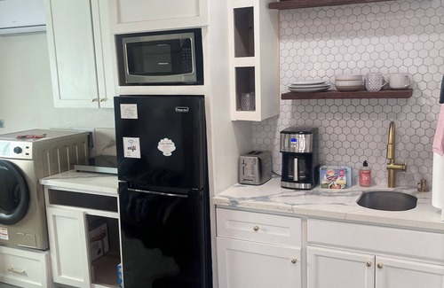 Rio Linda Cabaña | Charming 1-bedroom cottage in pleasant Rio Linda with WiFi, AC