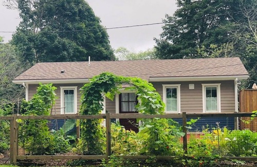 Wakefield-Peacedale Cabaña | Charming 1-bedroom cottage walkable to town, bike path; a short drive to beaches