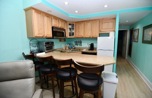 Hatteras Condominio | Charming 1-bedroom condo sleeps 6 in Hatteras with WiFi, AC, Pool ,walk to Beach